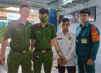Chiến sĩ dân quân phường 1, quận Phú Nhuận tham gia bắt cướp