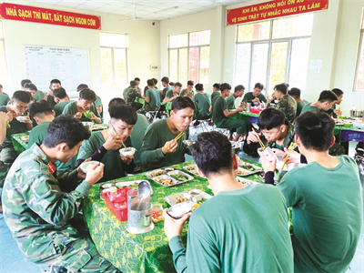Quan tâm chất lượng bữa ăn của cán bộ, chiến sĩ