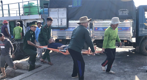 Đồn Biên phòng Cửa khẩu cảng Phú Quý hỗ trợ cấp cứu ngư dân