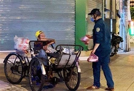 Dân quân Hồ Minh Chiến làm việc thiện vì sức khỏe cộng đồng