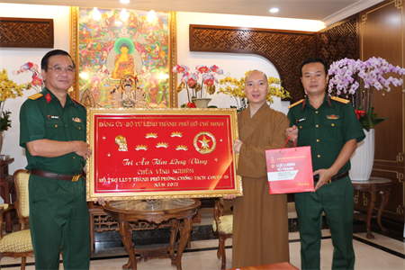 Bộ Tư lệnh TPHCM thăm cơ sở tôn giáo, doanh nghiệp hỗ trợ thành phố chống dịch Covid-19