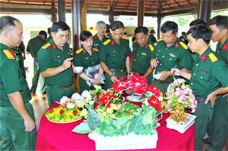 Trung đoàn 5 thi “Đổ bánh xèo” chào mừng ngày Thành lập Hội LHPN Việt Nam