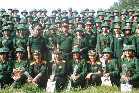 Cục Chính trị Quân khu 7: Tặng quà nữ tân binh nhân dịp ngày Quốc tế Phụ nữ 8.3