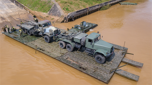 Bộ đội Công binh huấn luyện vượt sông