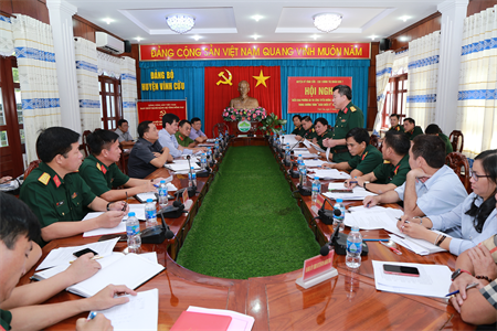 Cục Chính trị Quân khu phối hợp triển khai phương án thi công tuyến đường tại ấp 4, xã Mã Đà