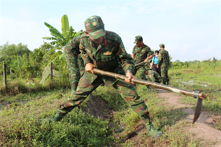 Trung đoàn Gia Định ra quân làm công tác dân vận