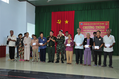 Bộ Tư lệnh TPHCM và Sư đoàn 302 chung tay giúp đỡ người dân tỉnh Bình Thuận