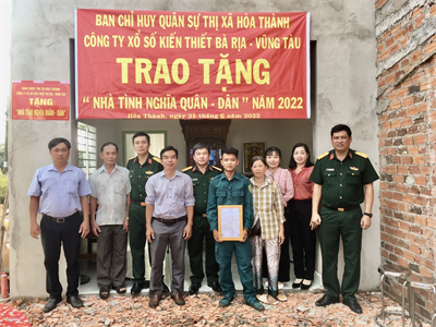 Thị xã Hòa Thành, tỉnh Tây Ninh trao nhà “Tình nghĩa quân – dân” cho chiến sĩ dân quân thường trực