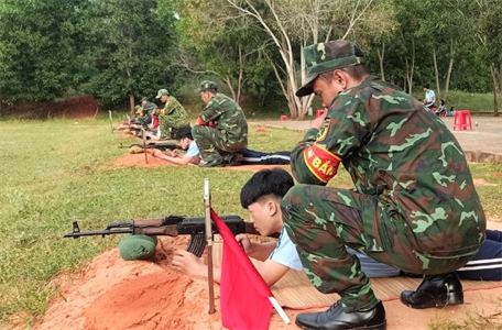 Ban CHQS thành phố Phan Thiết tổ chức bắn đạn thật cho học sinh THPT