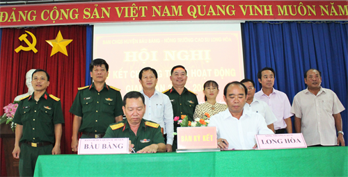 Ban CHQS huyện Bàu Bàng ký kết hợp tác với Nông trường Cao su Long Hòa