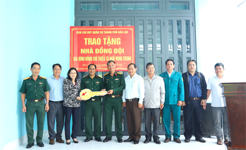 Ban CHQS Thành phố Bảo Lộc, tỉnh Lâm Đồng trao tặng nhà nghĩa tình đồng đội