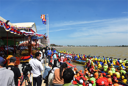 Thiếu tướng Đặng Văn Hùng, Phó Tư lệnh, Tham mưu trưởng Quân khu 7 dự Lễ hội đua ghe ngo tại tỉnh Svây Riêng, Vương quốc Campuchia