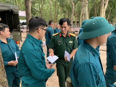 Ban CHQS Quận 1 thăm, động viên cán bộ, chiến sĩ tham gia diễn tập