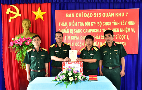 Thủ trưởng Cục Chính trị Quân khu thăm, động viên Đội K71 chuẩn bị lên đường làm nhiệm vụ đợt 1, giai đoạn XXII