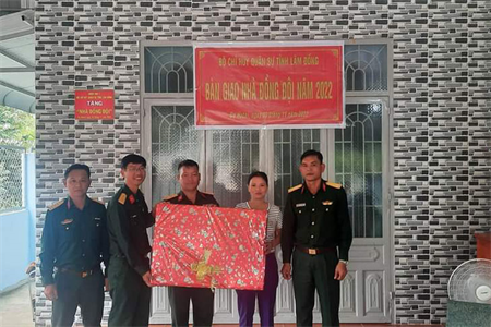 Bộ CHQS tỉnh Lâm Đồng bàn giao nhà đồng đội