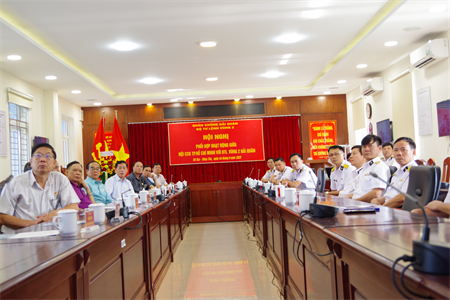 Đoàn đại biểu Hội Cựu chiến binh TPHCM thăm Vùng 2 Hải quân