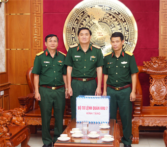Bộ Tư lệnh Quân khu 7 thăm, tặng quà các doanh nghiệp Quân đội hỗ trợ Quân khu phòng, chống dịch Covid-19