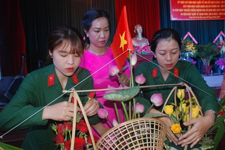 Sự khéo léo của người phụ nữ qua Hội thi cắm hoa nghệ thuật