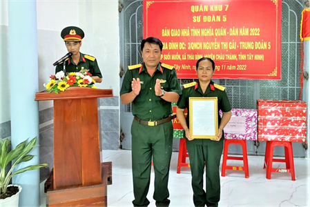 Sư đoàn 5 tặng "Nhà tình nghĩa quân - dân" cho quân nhân có hoàn cảnh khó khăn