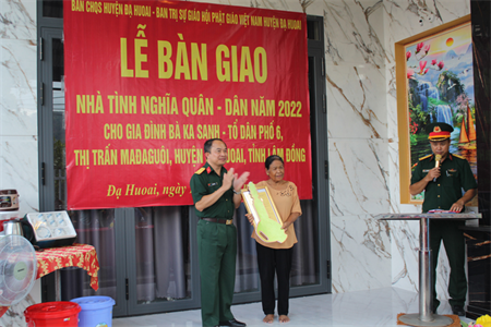 Huyện Đạ Huoai trao nhà tình nghĩa quân dân