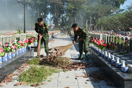Sư đoàn 5 làm dân vận tại huyện Châu Thành, tỉnh Tây Ninh