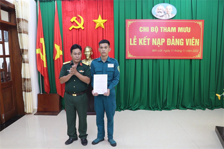 Đảng ủy Quân sự thị xã Bến Cát, tỉnh Bình Dương kết nạp đảng cho dân quân thường trực