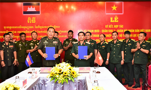 Bộ Tham mưu Quân khu 7 ký kết hợp tác với Sư đoàn Can thiệp số 2 Campuchia