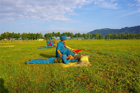 Ban CHQS huyện Tân Châu, tỉnh Tây Ninh bắn đạn thật cho dân quân tự vệ năm thứ nhất