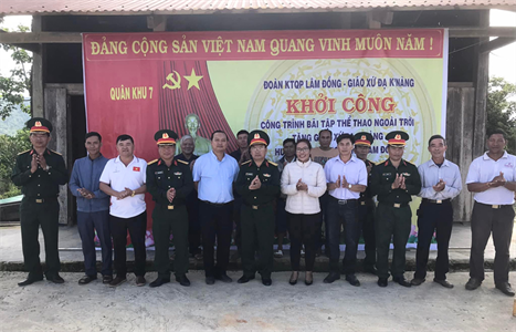 Đoàn Kinh tế - Quốc phòng Lâm Đồng hỗ trợ xây dựng khu tập thể thao Giáo xứ Đạ K'Nàng