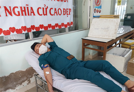 Chiến sĩ dân quân hiến máu cứu người