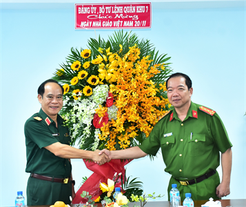Thiếu tướng Hoàng Đình Chung, Chủ nhiệm Chính trị Quân khu thăm, chúc mừng ngày Nhà giáo Việt Nam 20/11