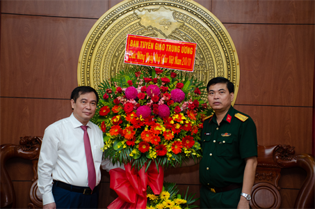 Ban Tuyên giáo Trung ương chúc mừng Trường Quân sự Quân khu 7
