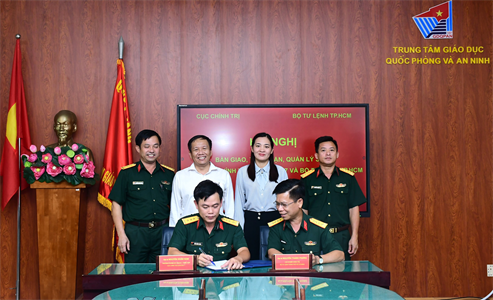 Cục Chính trị Quân khu tiếp nhận bàn giao quản lý sĩ quan biệt phái từ Bộ Tư lệnh TPHCM