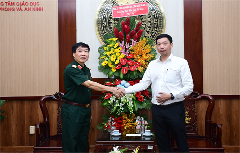 Thiếu tướng Nguyễn Văn Hiệu chúc mừng Trung tâm Giáo dục Quốc phòng và An ninh Đại học Quốc gia TPHCM