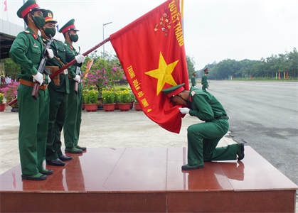 Đảng ủy, chỉ huy Sư đoàn 5 kính báo