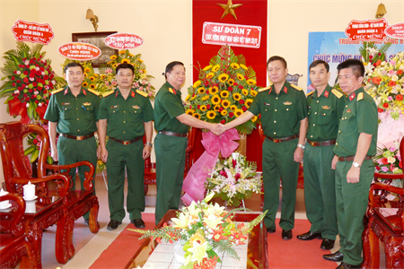 Sư đoàn 7, Quân đoàn 4 thăm, chúc mừng Ngày nhà giáo Việt Nam