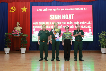 Ban Chỉ huy Quân sự thành phố Dĩ An sinh hoạt Ngày Chính trị và văn hóa tinh thần