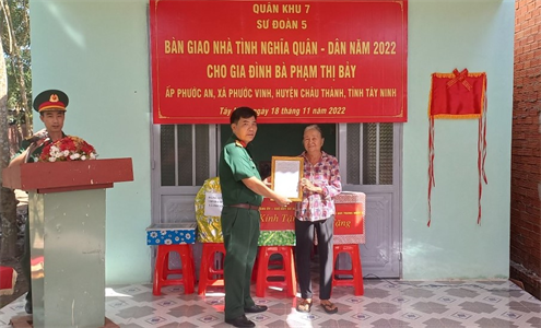 Trung đoàn 5 bàn giao “Nhà tình nghĩa quân-dân”