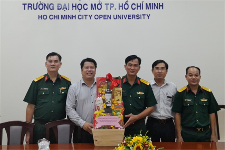 Ban Chỉ huy Quân sự Quận 1 thăm, chúc mừng Trường Đại học Mở TPHCM