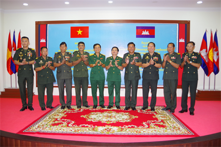 Bộ CHQS tỉnh Bình Dương hội đàm với Tiểu khu Quân sự tỉnh Kandal