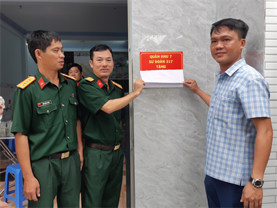Sư đoàn 317 tặng “Nhà tình nghĩa quân - dân”