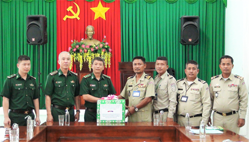 Bộ đội Biên phòng Long An tặng lực lượng phòng, chống tội phạm ma túy tỉnh Svay Rieng thiết bị test ma túy