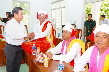 Huyện Bắc Bình, tỉnh Bình Thuận gặp mặt, giao lưu với chức sắc, chức việc các tôn giáo, già làng, người có uy tín