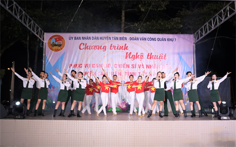 Đoàn Văn công Quân khu 7 biểu diễn nghệ thuật phục vụ cán bộ, chiến sĩ và Nhân dân huyện Tân Biên
