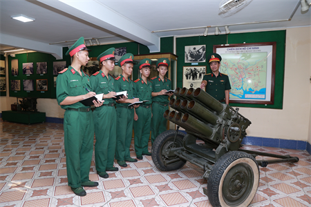 Trường Sĩ quan Công binh và Đại học Kinh tế tham quan, giao lưu tại Bảo tàng Chiến dịch Hồ Chí Minh