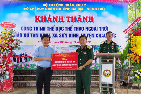 Bộ CHQS tỉnh Bà Rịa-Vũng Tàu bàn giao công trình thể dục, thể thao tặng giáo xứ Tân Bình