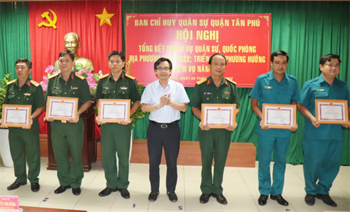 UBND quận Tân Phú khen thưởng 36 tập thể, cá nhân hoàn thành tốt công tác quốc phòng, quân sự địa phương