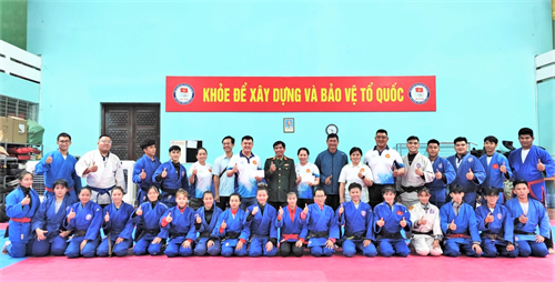 Thiếu tướng Đặng Văn Hùng thăm đoàn vận động viên Quân khu tham dự Đại hội Thể thao toàn quốc