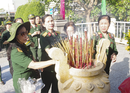 Câu lạc bộ nữ cựu chiến binh quận Tân Bình về nguồn tại huyện Đức Huệ, tỉnh Long An