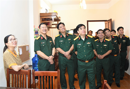 Bộ Quốc phòng khảo sát nhà ở công vụ trong LLVT Quân khu 7
